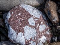 Roter Konglomeratstein mit weißblauen Flecken